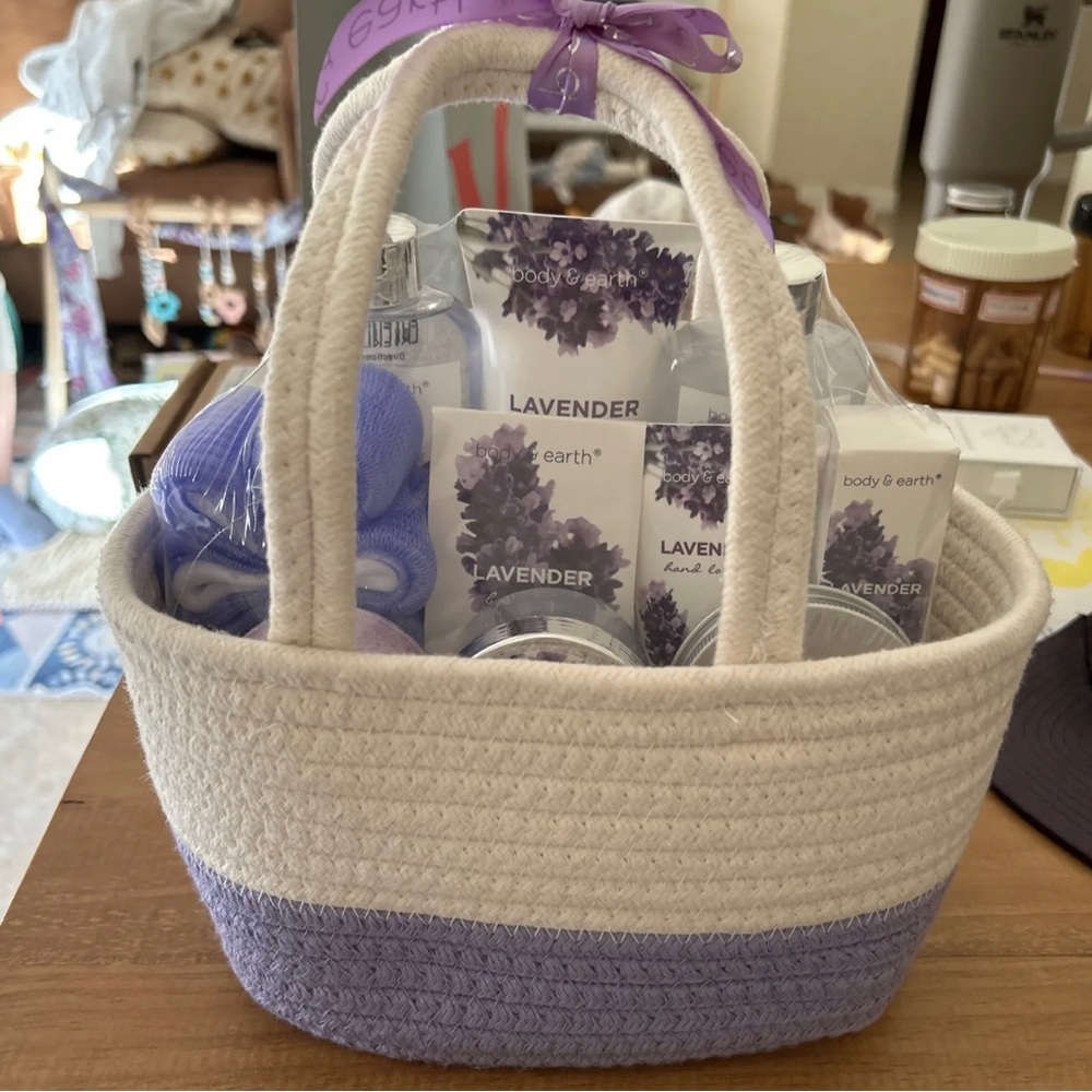 Body & Earth Women Bath Set 7 Pcs Lavender Basket with Shower Gel, Bath Salts